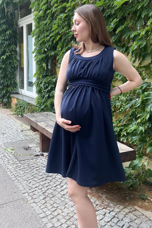 Elegancka sukienka ciążowa z marszczeniami w ciemnoniebieskim
