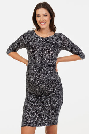 Sukienka ciążowa z marszczeniami po bokach i wzorem