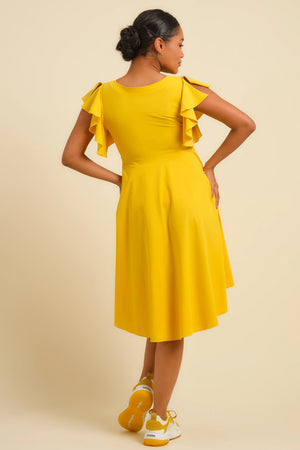 Żółta zwiewna sukienka ciążowa i do karmienia