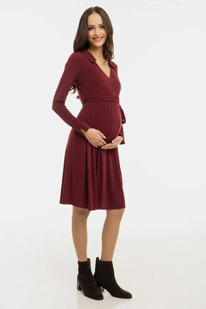 Zwiewna sukienka ciążowa i do karmienia z kopertowym przodem – bordowa