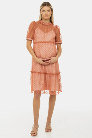 Zwiewna sukienka ciążowa z tiulu w kropki – brzoskwiniowa