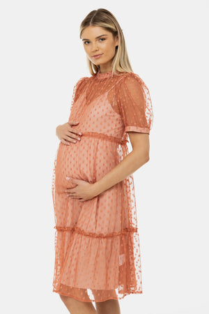 Zwiewna sukienka ciążowa z tiulu w kropki – brzoskwiniowa