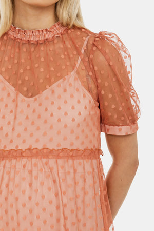 Zwiewna sukienka ciążowa z tiulu w kropki – brzoskwiniowa