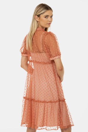 Zwiewna sukienka ciążowa z tiulu w kropki – brzoskwiniowa