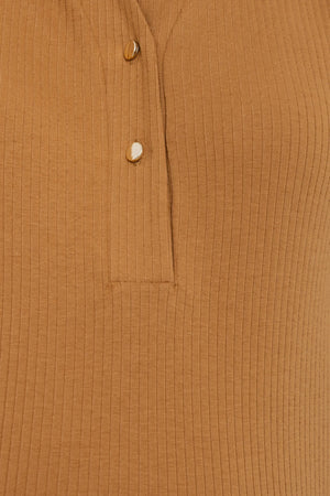 Bawełniana prążkowana sukienka ciążowa i do karmienia – karmel