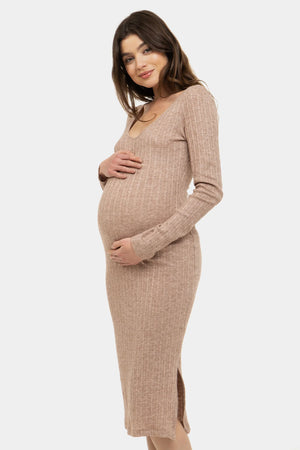 Dzianinowa dopasowana sukienka ciążowa - beżowa