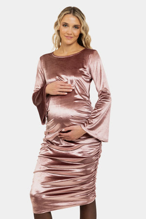 Błyszcząca welurowa sukienka z marszczeniami – pudrowy róż
