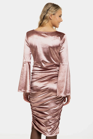 Błyszcząca welurowa sukienka z marszczeniami – pudrowy róż