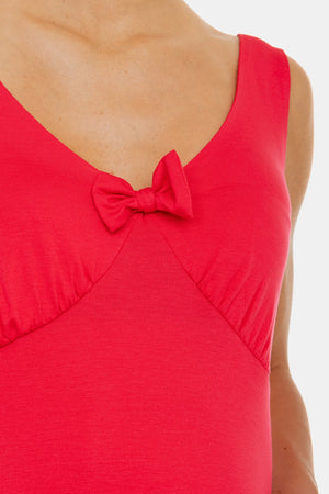 Zwiewna sukienka ciążowa z marszczeniami i kokardą – cyklamenowa