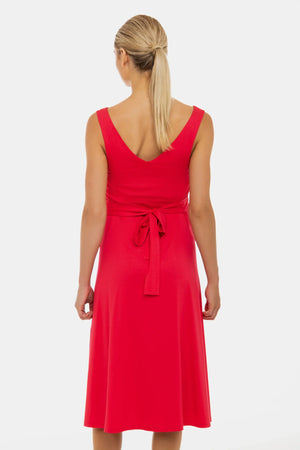 Zwiewna sukienka ciążowa z marszczeniami i kokardą – cyklamenowa