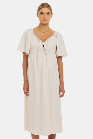 Sukienka ciążowa z marszczeniami i kokardą – jasnobeżowa