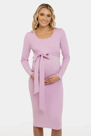 Elegancka długa sukienka ciążowa z szerokim paskiem w jasnofioletowym kolorze