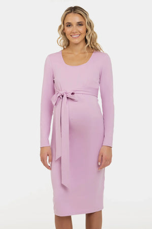 Elegancka długa sukienka ciążowa z szerokim paskiem w jasnofioletowym kolorze