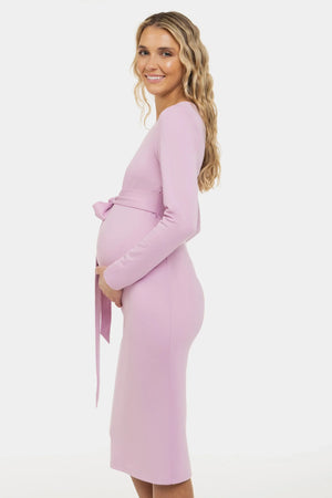 Elegancka długa sukienka ciążowa z szerokim paskiem w jasnofioletowym kolorze