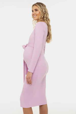 Elegancka długa sukienka ciążowa z szerokim paskiem w jasnofioletowym kolorze