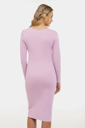 Elegancka długa sukienka ciążowa z szerokim paskiem w jasnofioletowym kolorze