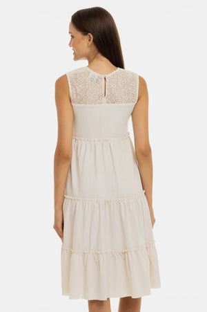 Zwiewna sukienka ciążowa z koronkowymi elementami – ecru