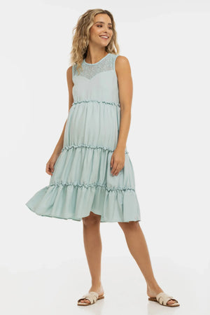 Zwiewna sukienka ciążowa z koronkowymi elementami – jasnoniebieska