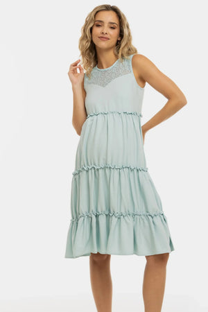 Zwiewna sukienka ciążowa z koronkowymi elementami – jasnoniebieska