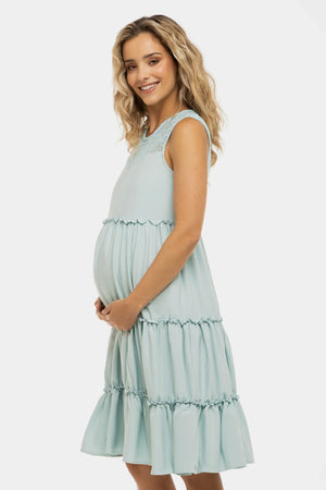 Zwiewna sukienka ciążowa z koronkowymi elementami – jasnoniebieska