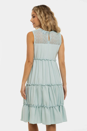 Zwiewna sukienka ciążowa z koronkowymi elementami – jasnoniebieska