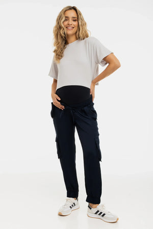 Satynowe spodnie cargo ciążowe – granatowe