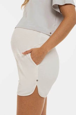 Prążkowane krótkie spodnie ciążowe – ecru