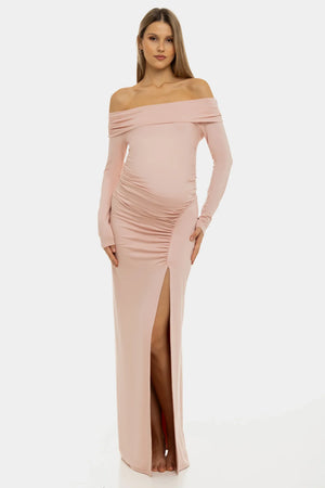 Długa elegancka sukienka z odkrytymi ramionami w kolorze pudrowym