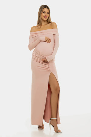 Długa elegancka sukienka z odkrytymi ramionami w kolorze pudrowym