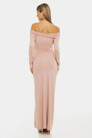 Długa elegancka sukienka z odkrytymi ramionami w kolorze pudrowym
