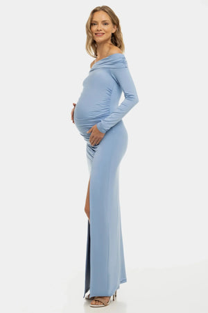 Długa elegancka sukienka z odkrytymi ramionami w kolorze jasnoniebieskim
