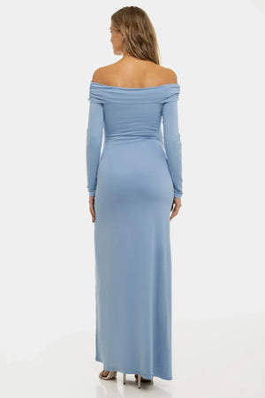 Długa elegancka sukienka z odkrytymi ramionami w kolorze jasnoniebieskim