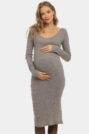 Dzianinowa dopasowana sukienka ciążowa - brązowa