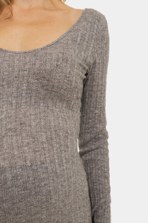 Dzianinowa dopasowana sukienka ciążowa - brązowa