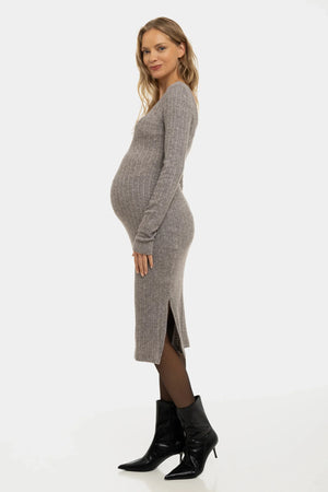 Dzianinowa dopasowana sukienka ciążowa - brązowa