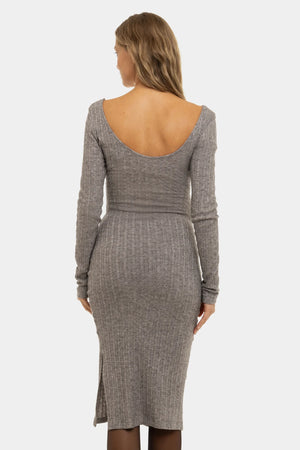 Dzianinowa dopasowana sukienka ciążowa - brązowa