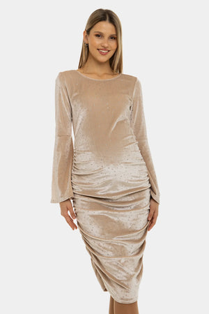 Błyszcząca welurowa sukienka z marszczeniami - beżowa