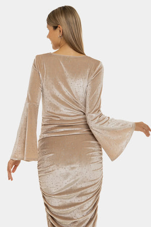 Błyszcząca welurowa sukienka z marszczeniami - beżowa