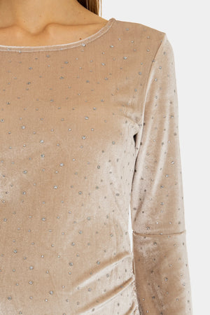 Błyszcząca welurowa sukienka z marszczeniami - beżowa