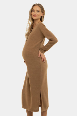 Długa dzianinowa sukienka ciążowa i do karmienia – karmelowa
