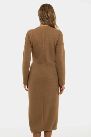 Długa dzianinowa sukienka ciążowa i do karmienia – karmelowa