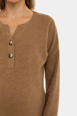 Długa dzianinowa sukienka ciążowa i do karmienia – karmelowa