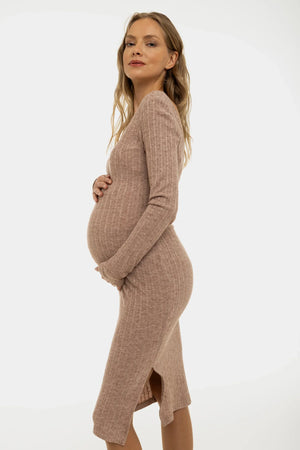 Dzianinowa dopasowana sukienka ciążowa - beżowa