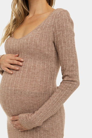 Dzianinowa dopasowana sukienka ciążowa - beżowa