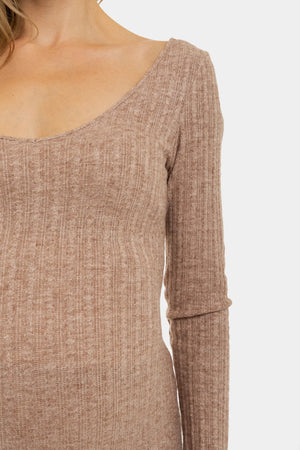 Dzianinowa dopasowana sukienka ciążowa - beżowa