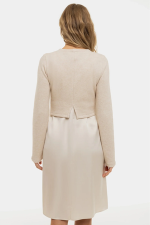 Satynowa sukienka z swetrem ciążowa i do karmienia – beżowa