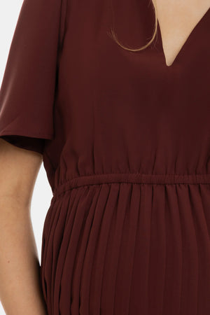 Plisowana elegancka sukienka ciążowa – brązowa