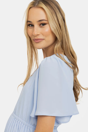 Plisowana elegancka sukienka ciążowa – jasnoniebieska