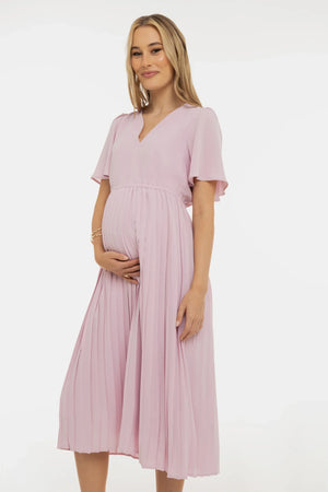 Plisowana elegancka sukienka ciążowa – jasnoróżowa