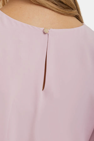 Plisowana elegancka sukienka ciążowa – jasnoróżowa